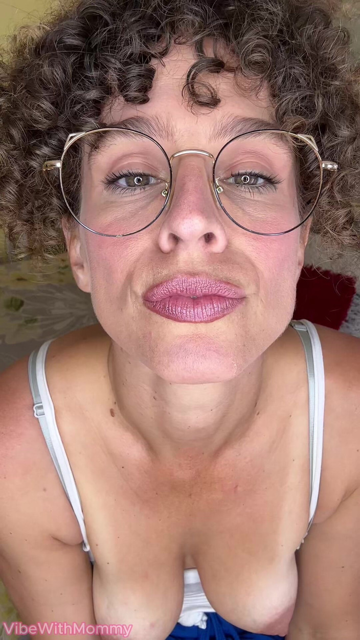 VibeWithMommy: Smyga iväg med din styvmamma under middagen