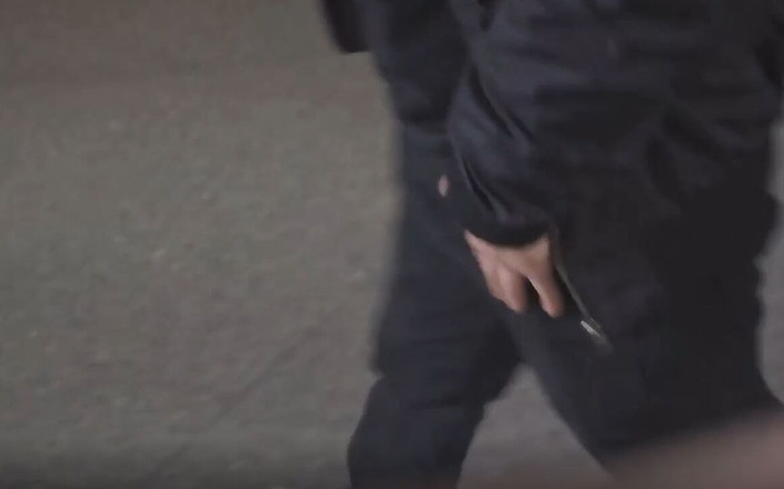 AntoGoesHunting: 帮助他出去后被说服的直秃头家伙