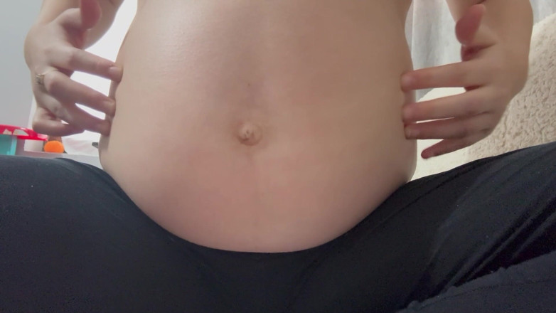 AmayaMori: Moje těhotná nevlastní sestra si hraje s břichem a aplikuje...