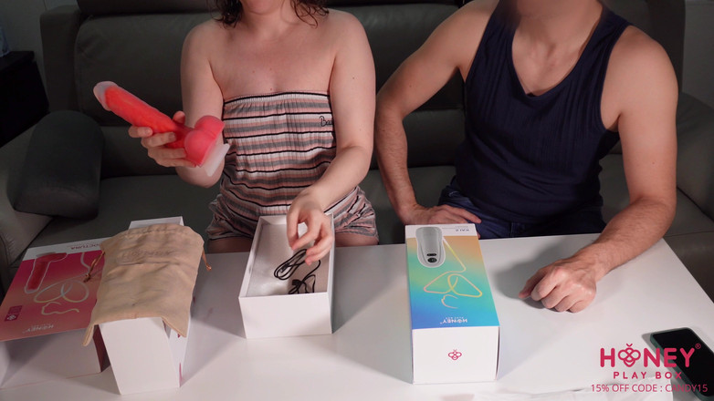 CloseUpCandy: Foda surpresa com minha meia-irmã enquanto ela usa um vibrador...