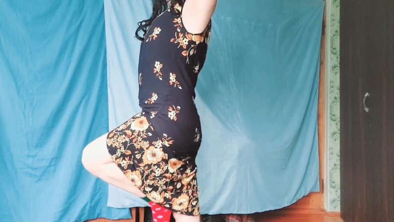 Kitty_Cross: Ohromující Femboy Předvádí nohy v lesklých punčochách