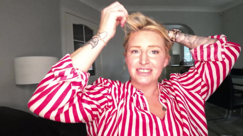 Mr LDN Lad: 在她的休息室地板上砸一个英国熟女