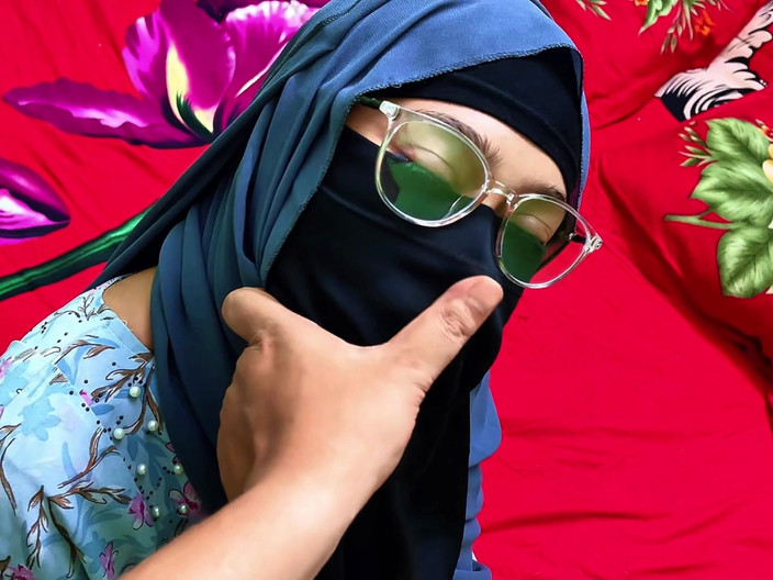 Riya Chowdhury: Pane, pojďte sem, potřebuji vaši pomoc