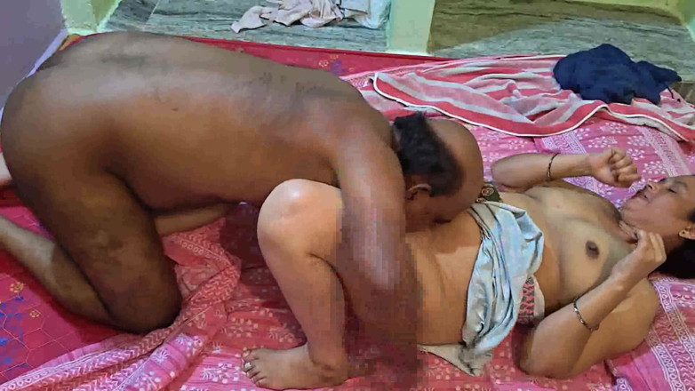 Sexy sindu: Full Nude Aunty on Bed