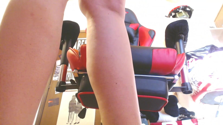 Nicoletta Embassi: Using a Brush to Slap Your Ass