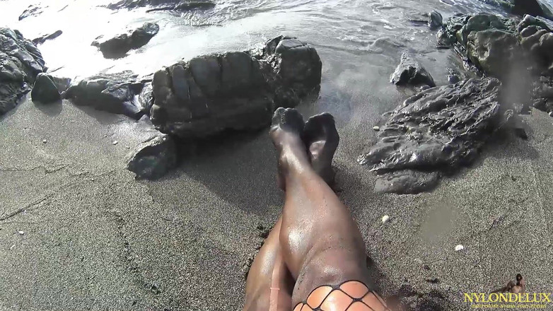 Nylondelux: Keseronokan nilon di Pantai Awam