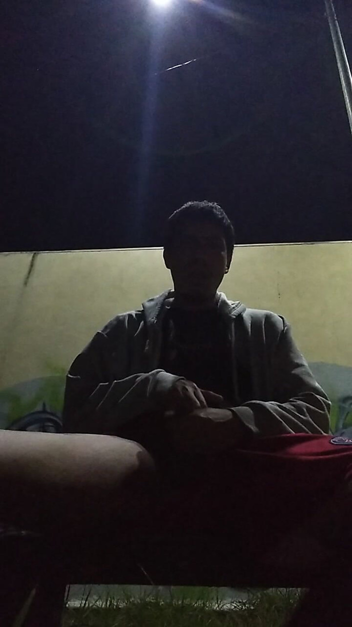 AlexAlejandro13: Kein warmes hemd, mann im park mit nur pullover, der...