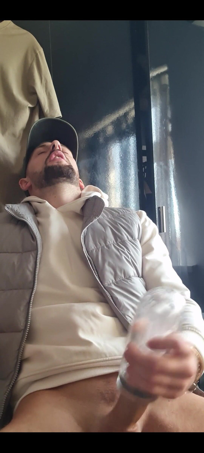 Englishtom20vip: Дрочит киску в кармане