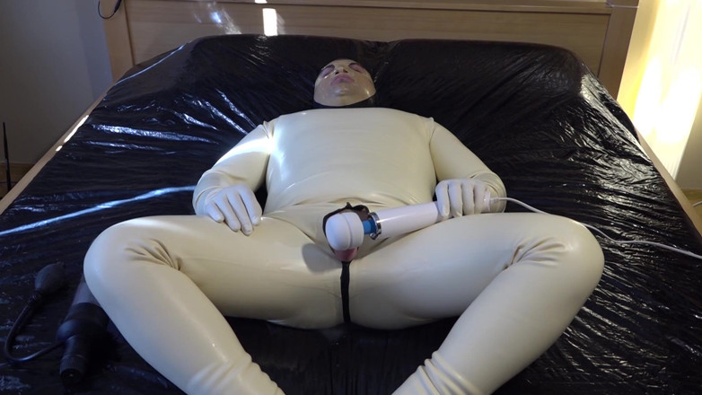 Latex Danielle Cum Slave: Lateks Danielle köle boşalması!