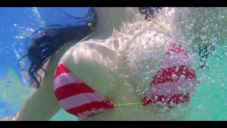 BritneySwallows: Rompendo le onde