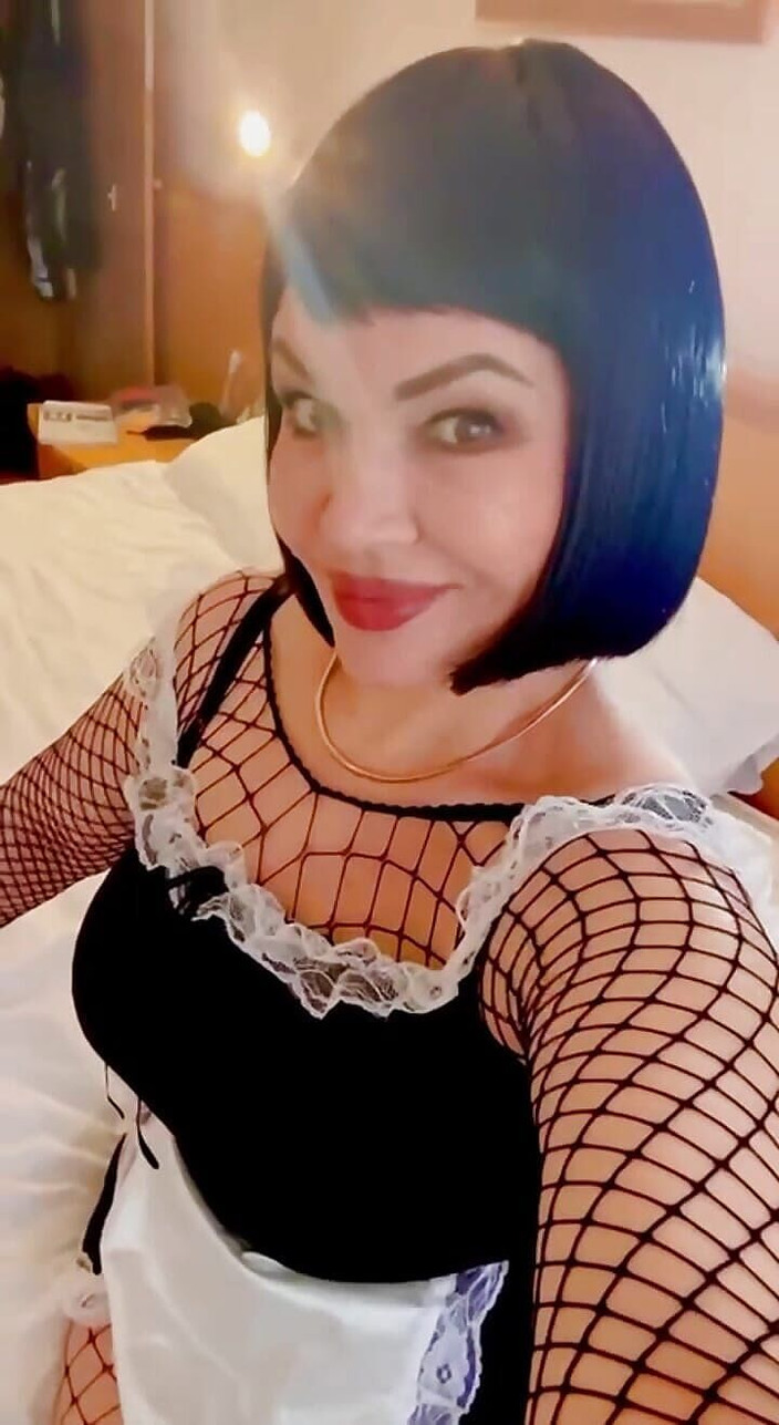 KarmenMilf: Pantat bahenol pembantu nakal ini dientot habis-habisan saat lagi bersih-bersih