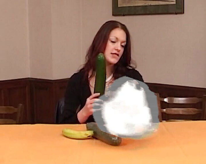 Enjoy German porn: Si cantik jerman rambut cokelat lagi asik mainin dua kontol...