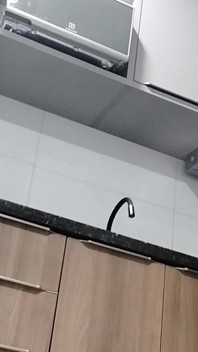 Sexy madrastra en cocina