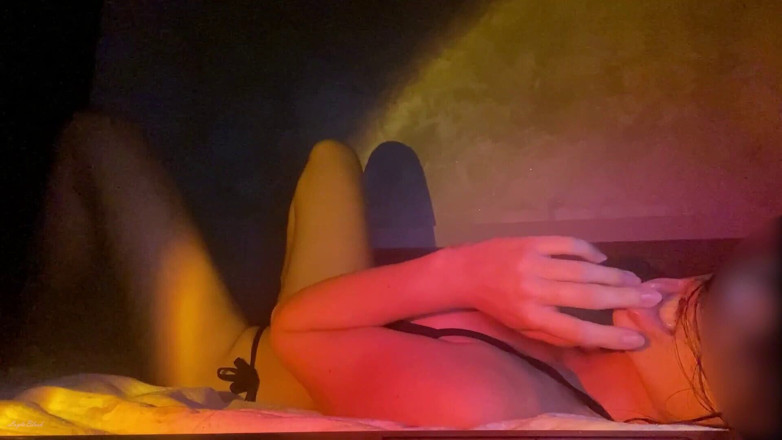 LaylaX: La bella in costume da bagno si accarezza con le...