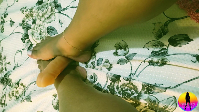 Suellen Santos: Latina enfermeira ensinando a masturbar corretamente um pênis