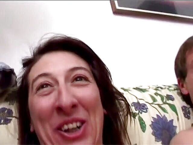 Milf in Love: Wanita dewasa yang bejat pengen kontol cowok berotot untuk memeknya...