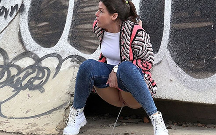 Puffy Network: Cant Hold It od Got2Pee, kde dívky přicházejí chcat