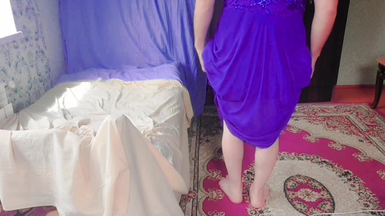 Kitty_Cross: 光沢のあるレザーショーツで脚を見せる美しいフェムボーイ