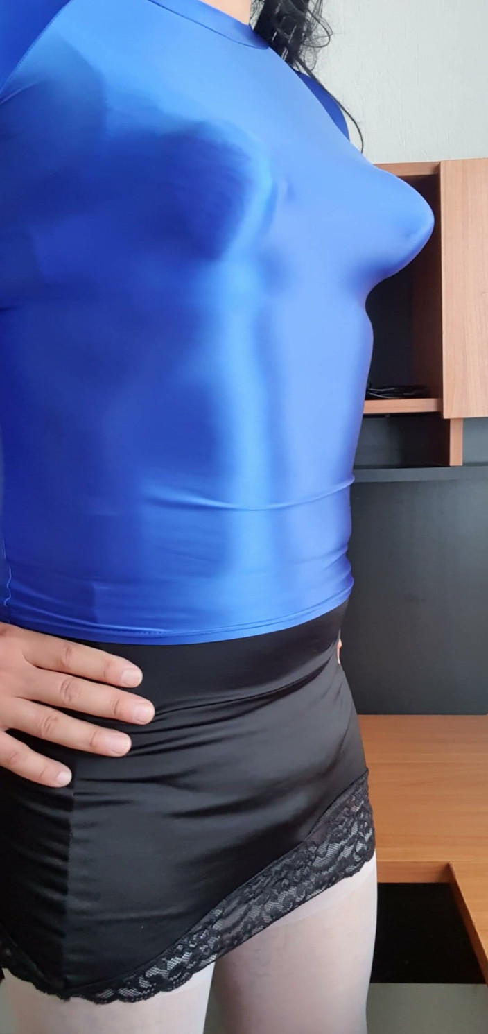 Sexy shinny clothes: Modelando minha blusa azul de lycra e meus seios pontudos