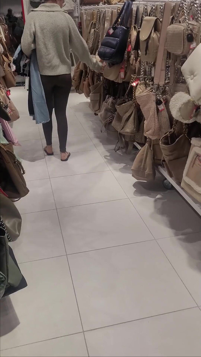 LuTosT: Я зустрів дівчину в магазині, вона зробила мінет в роздягальні за штани