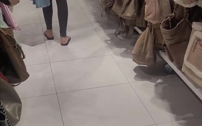 LuTosT: Am întâlnit o fată într-un magazin, a făcut o muie în vestiar pentru...