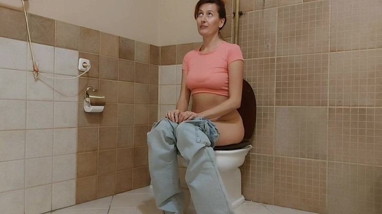 GinnaGg: A făcut pipi și și-a șters pizda umedă și păroasă