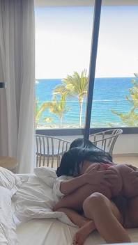 Me encuentro con una turista latina cachonda en la piscina. Chupada y follada por un extraño en un hotel en un balneario