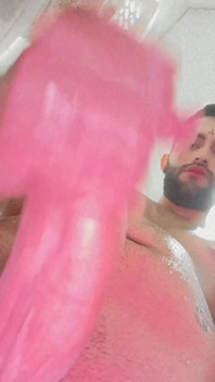 Il figlio di Lilith si masturba il suo grosso cazzo non circonciso e mangia il suo proprio sperma