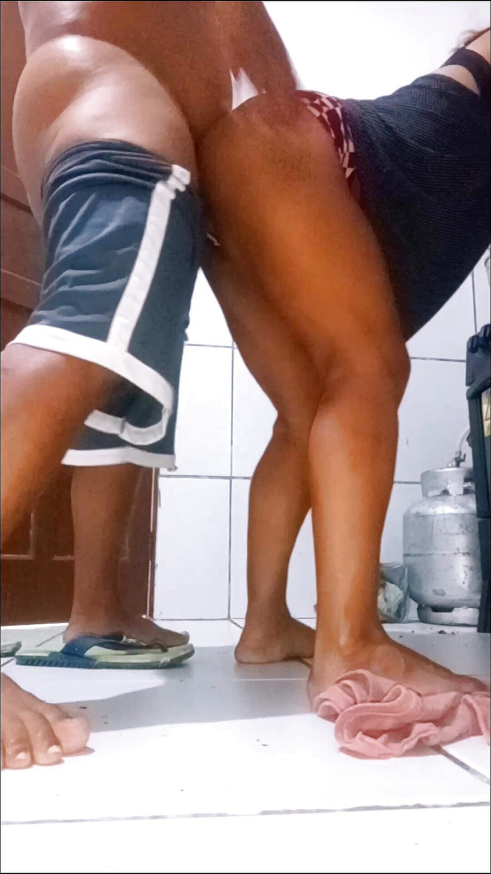 anal_queen_amateur: 熟女は私のために朝食を作り、セックスをします、私はそれに耐えられず、彼女の猫に私のコックを入れました