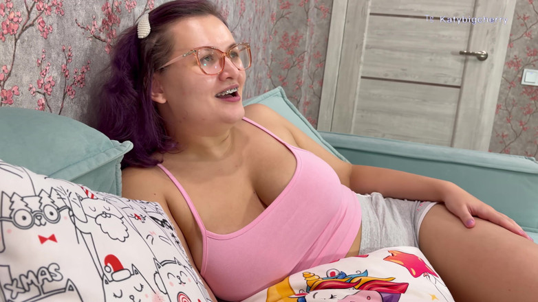 Katybigcherry: 不要射在我的阴户里，继兄弟！继兄弟帮助他的继妹煮披萨