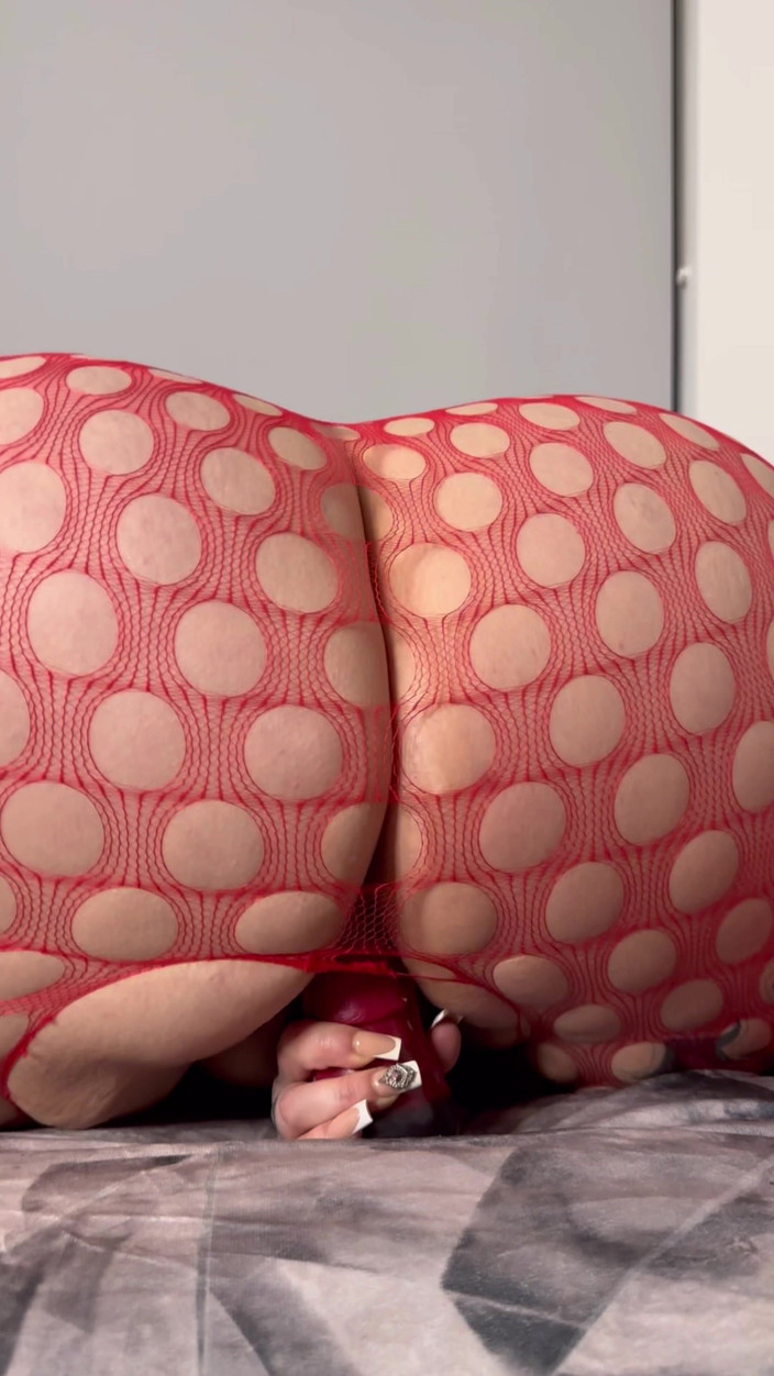 Maddison black: Un gode rouge en tenue rouge chevauche un gros cul...