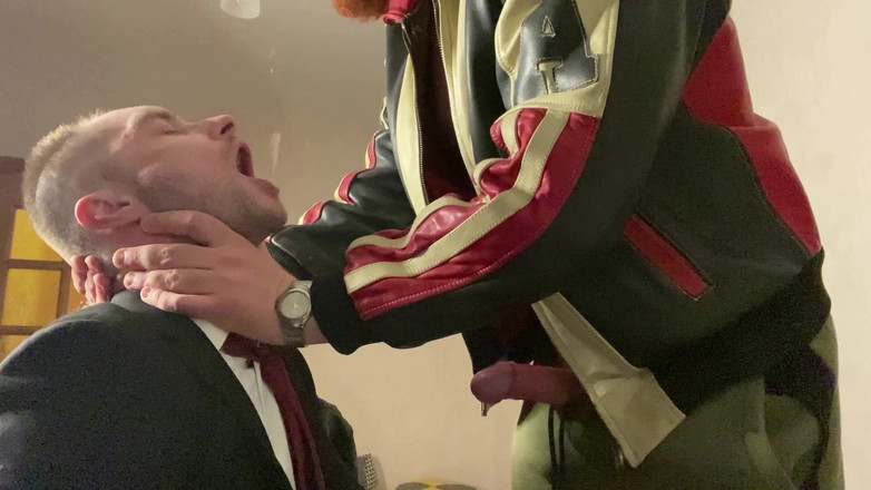 KinkySirius: Bölüm 1. Takım elbiseli Kinkysirius, ağzıyla ve deri ceketli bir ayıyla...