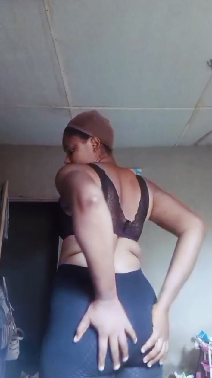 Lovelee: Nijeryalı köylü kız canlı videoda fışkırtıyor