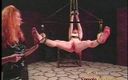 Erotic Lezdom: Dünnes brünettes playgirl ist auf eine hardcore-spanking-session