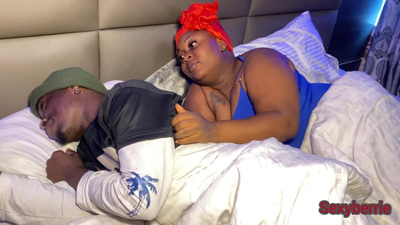 Sexy Berrie: Cazzo subdolo con uomo della sicurezza, mio marito era stanco.