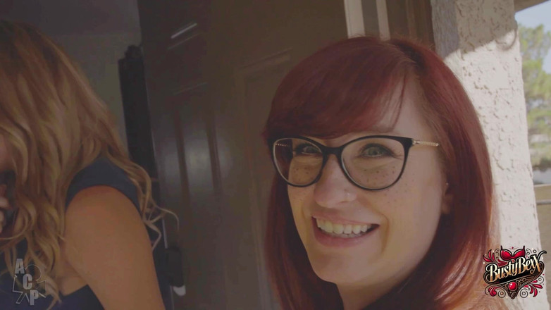 Busty Bexx: La MILF N cookies avec Gibby le clown et Sierra...