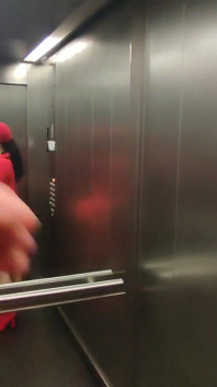 Zeer risicovolle seks in een lift met hete buurvrouw Dada Deville