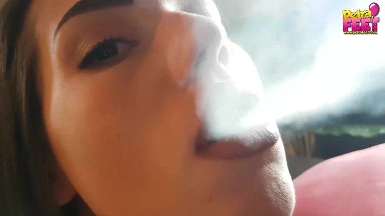 Smokin Fetish: Her beauty face on cam