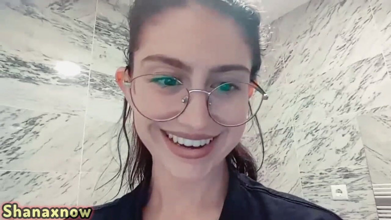 Shanaxnow: Sputa sul tuo cazzo pipì due volte con i tacchi...