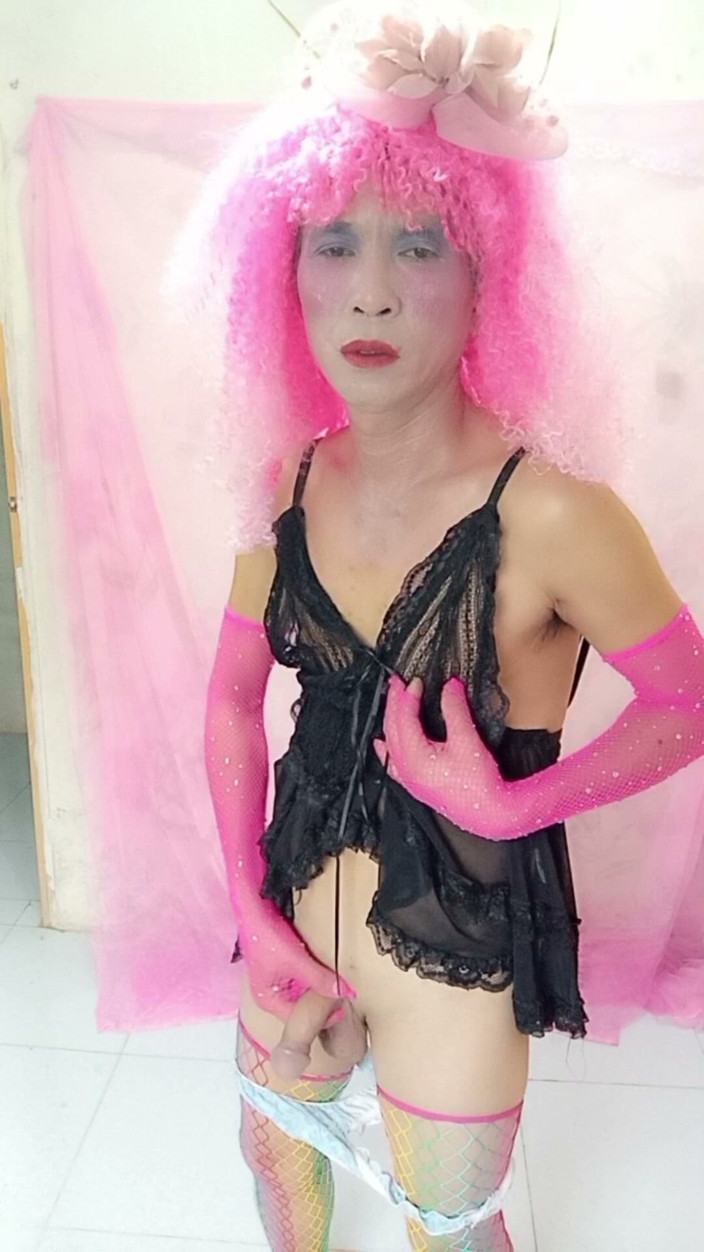 nguyen dang thien tri: Oanh Le Transgender memakai pakaian seksi menikam zakarnya