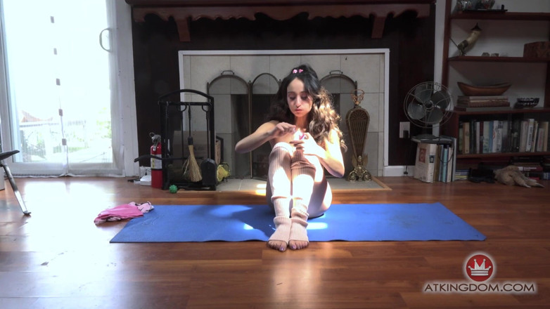 ATK Fans (Petites): Solo Yoga