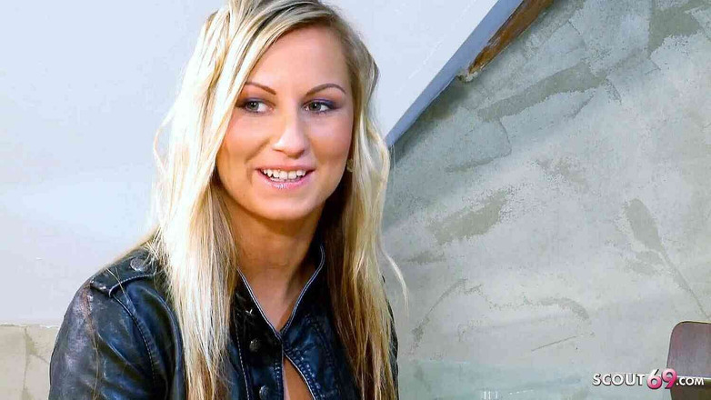 Full porn collection: Drobná blonďatá dívka svedena k šukání starým chlapem na pracovním pohovoru