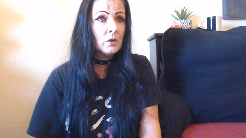 Abby Anna: Nice closeup goth smoker