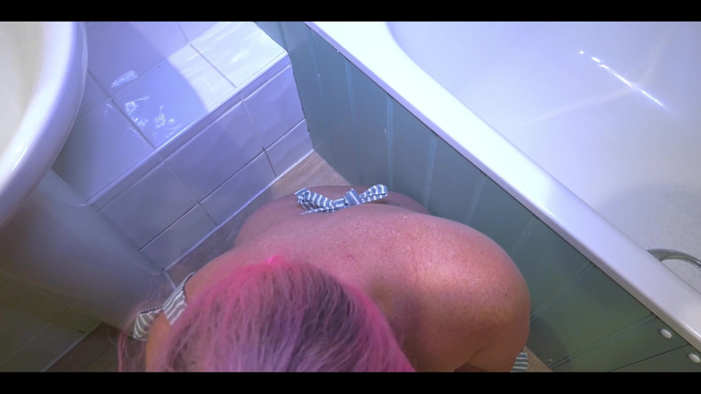 Maggie Moon: Une belle-mère nettoie et demande à baiser