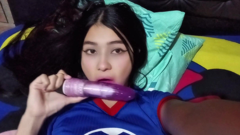 Yuli and tony: 의붓여동생과 방을 공유하는 것에 동의하고 밤새 섹스합니다.