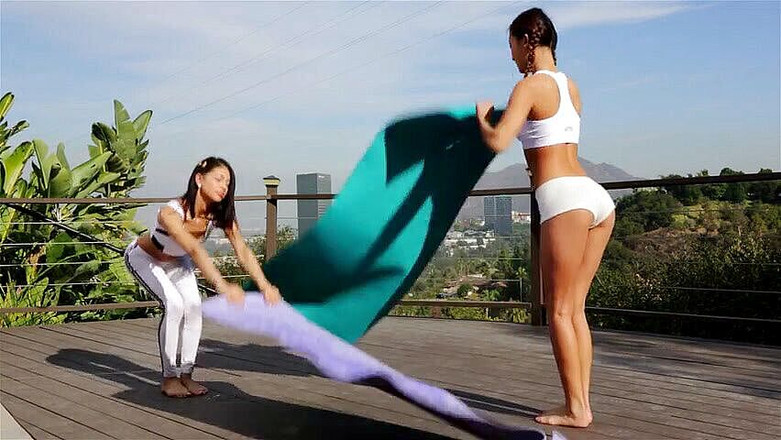 Lesbian Stories: Азиатской крошке лижет ее киску и трахает пальцами ее подруга-лесбиянка