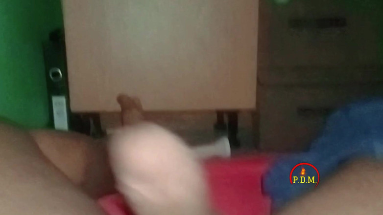 pinoy malibog: 仕事で長い一日を過ごした後、彼は激しく射精する準備ができています