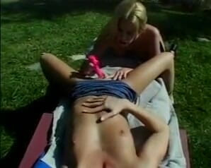 American Idol X: Lesbian pussy licking dildo fucking
