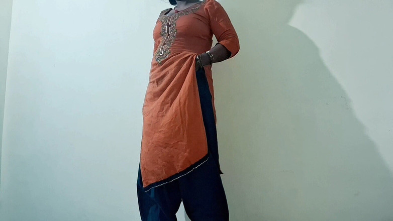 Raj pallvi: Máy bay bà già Ấn Độ ngực khủng cởi đồ cho con trai...