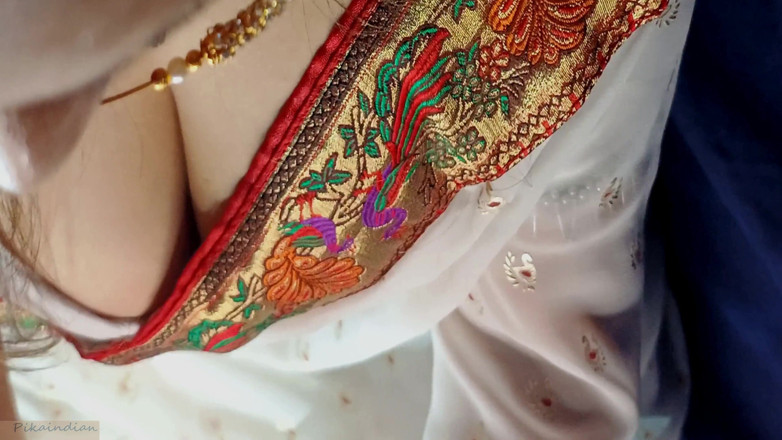 Pikaindian: Suri rumah desi panas seksi saree blaus buah dada besar...